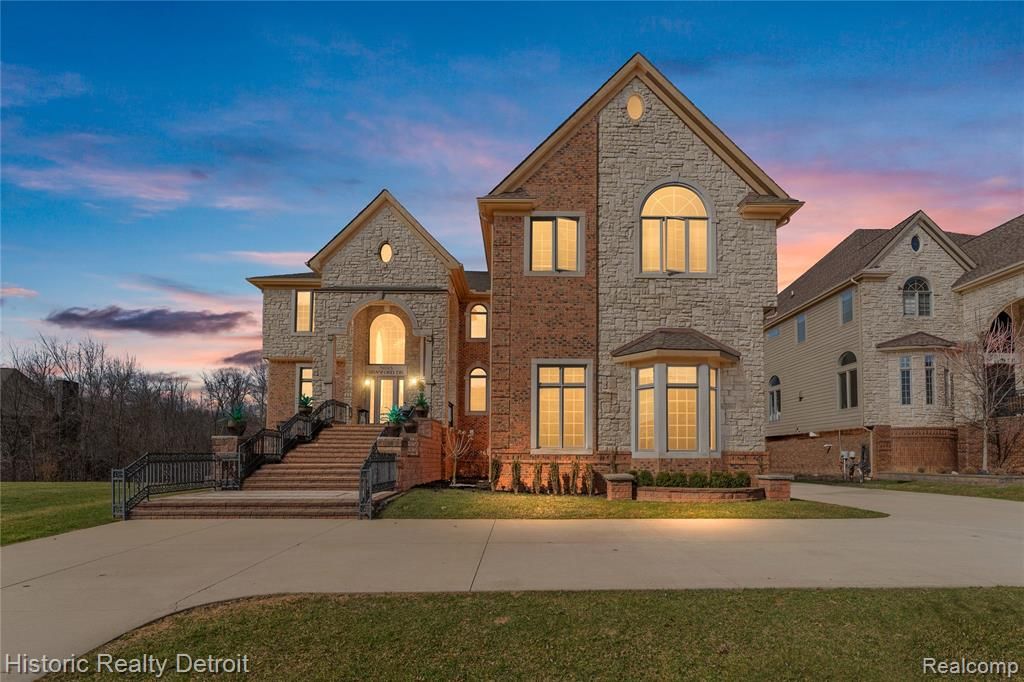 5695 N Branford Drive, West Bloomfield, MI 48322