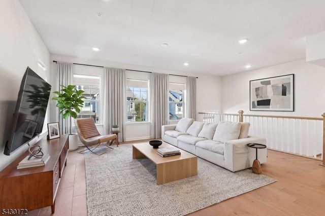 1 Periwinkle Ln, Warren Twp., NJ 07059