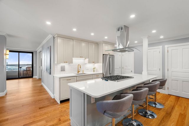 65 East India Row 27F, Boston, MA 02110