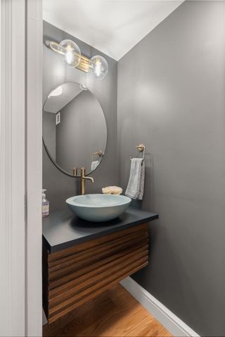 65 East India Row 27F, Boston, MA 02110