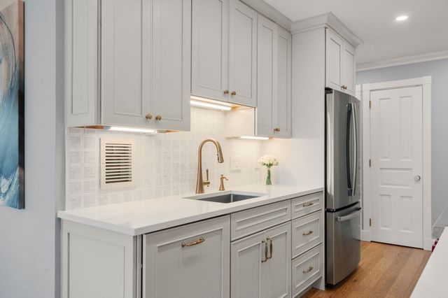 65 East India Row 27F, Boston, MA 02110