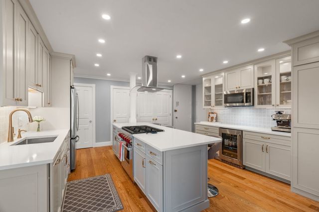 65 East India Row 27F, Boston, MA 02110