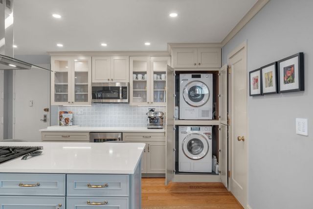 65 East India Row 27F, Boston, MA 02110