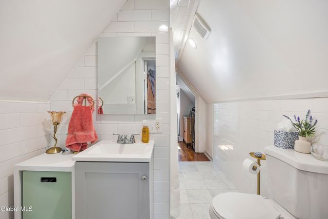 102 S Lake Avenue, Albany, NY 12208