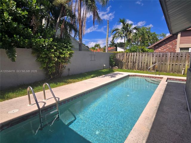7921 NW 4th St, Plantation, FL 33324