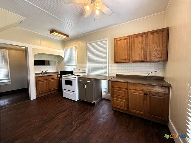 402 Alamo Street, El Campo, TX 77437