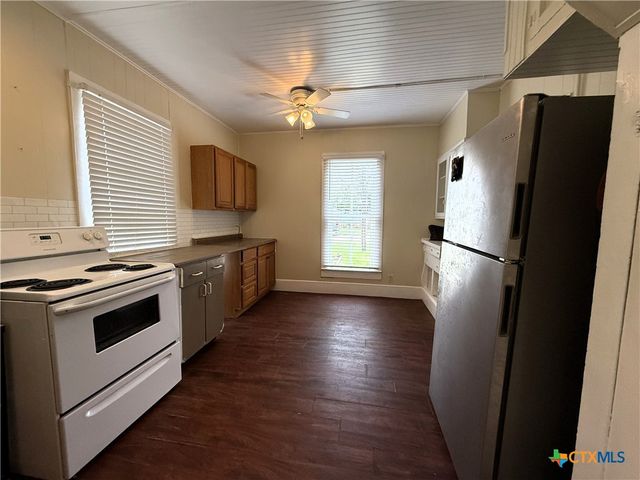 402 Alamo Street, El Campo, TX 77437