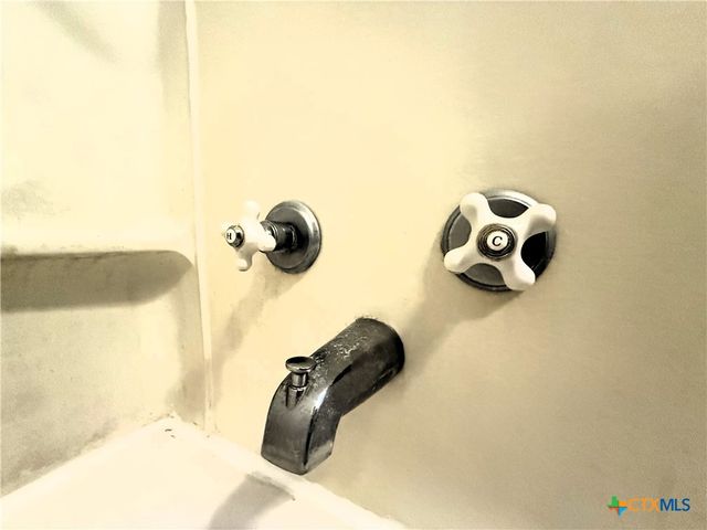 402 Alamo Street, El Campo, TX 77437