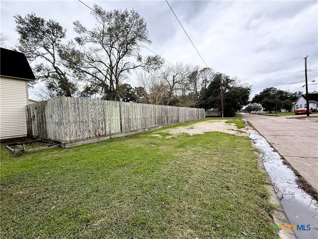 402 Alamo Street, El Campo, TX 77437