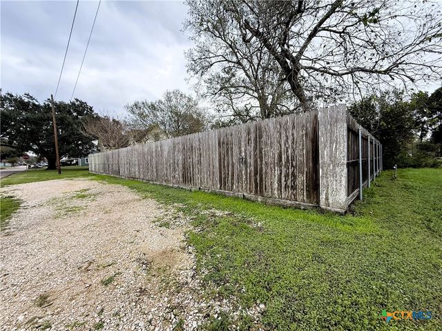 402 Alamo Street, El Campo, TX 77437