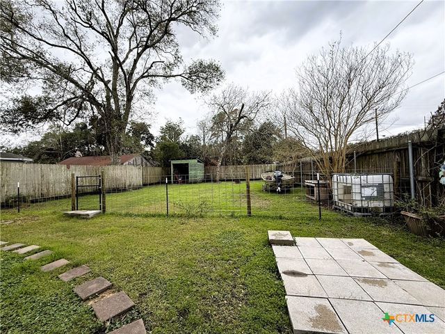 402 Alamo Street, El Campo, TX 77437
