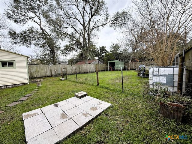 402 Alamo Street, El Campo, TX 77437
