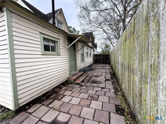 402 Alamo Street, El Campo, TX 77437