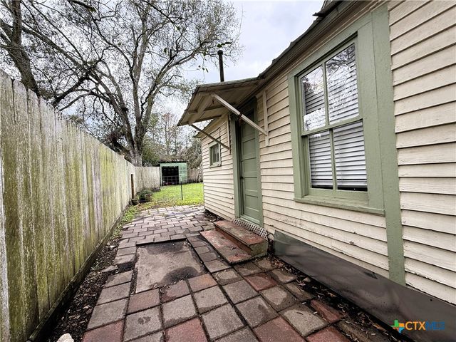 402 Alamo Street, El Campo, TX 77437