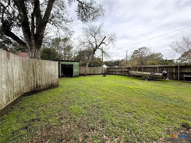 402 Alamo Street, El Campo, TX 77437