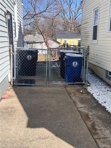 24850 Midland, Redford, MI 48239