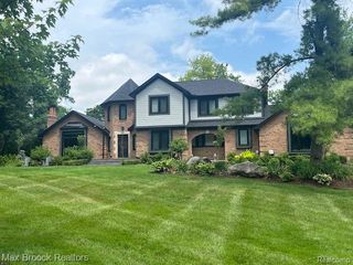 284 Woodwind Drive, Bloomfield Hills, MI 48304