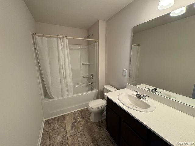 581 VILLAGE POINT Circle, Waterford Charter Township, MI 48328
