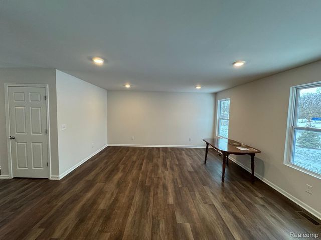 581 VILLAGE POINT Circle, Waterford Charter Township, MI 48328