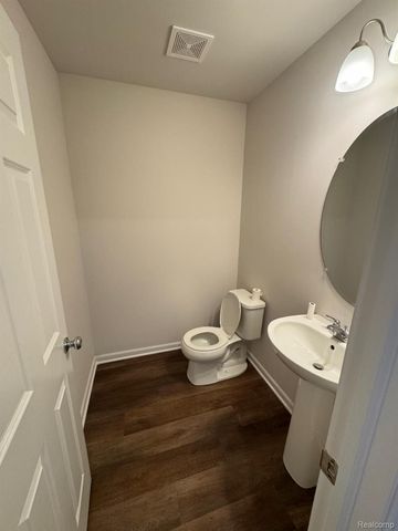 581 VILLAGE POINT Circle, Waterford Charter Township, MI 48328