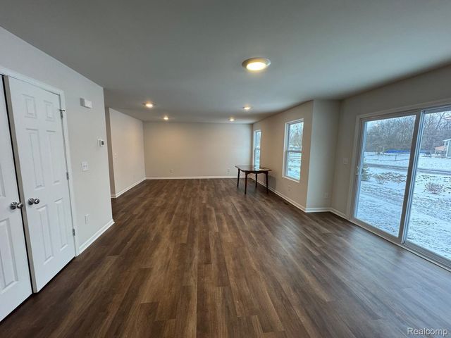581 VILLAGE POINT Circle, Waterford Charter Township, MI 48328