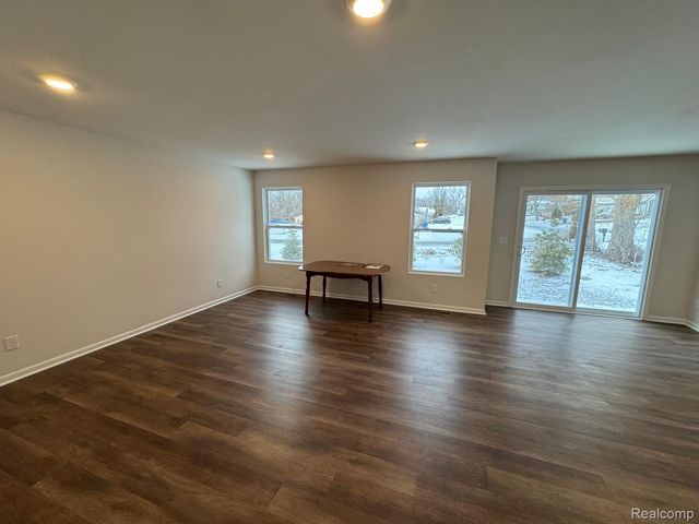 581 VILLAGE POINT Circle, Waterford Charter Township, MI 48328
