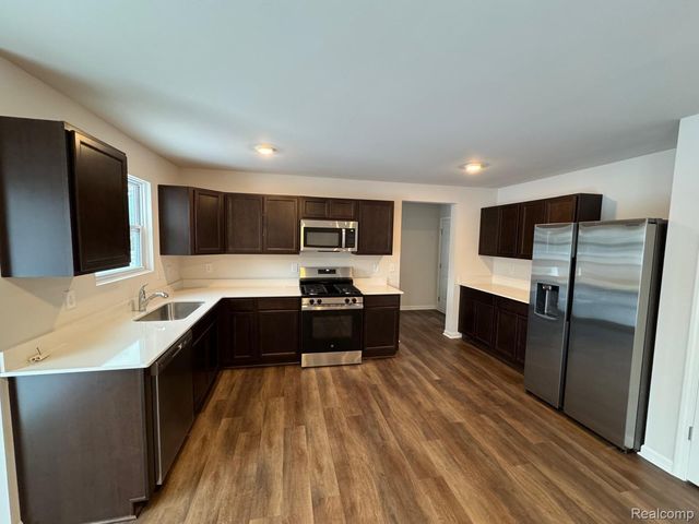 581 VILLAGE POINT Circle, Waterford Charter Township, MI 48328