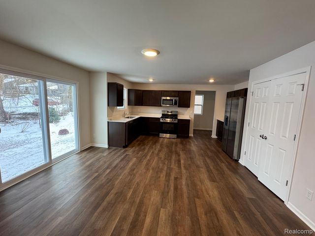 581 VILLAGE POINT Circle, Waterford Charter Township, MI 48328
