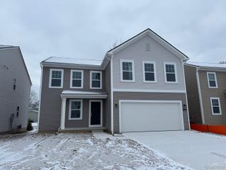 581 VILLAGE POINT Circle, Waterford Charter Township, MI 48328