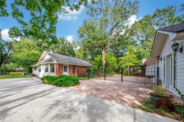 8726 Dogwood Drive, Tomball, TX 77375