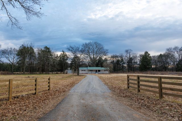 2239 Hunter Bills Rd, Lewisburg, TN 37091