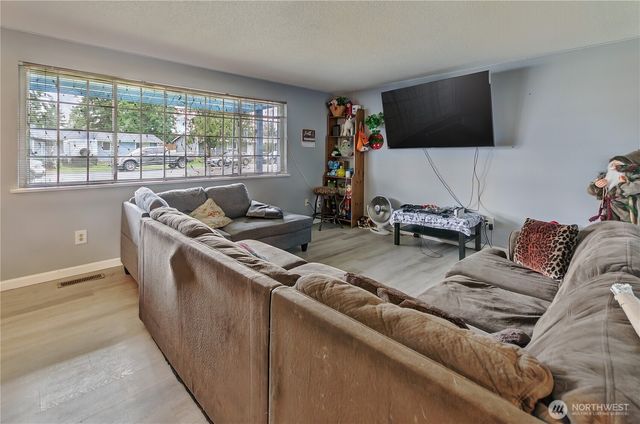 1055 S 317th Street, Federal Way, WA 98003