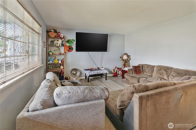 1055 S 317th Street, Federal Way, WA 98003