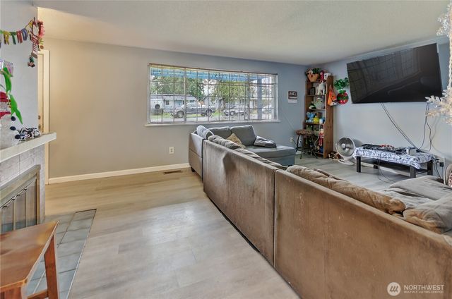 1055 S 317th Street, Federal Way, WA 98003