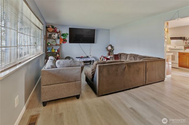 1055 S 317th Street, Federal Way, WA 98003