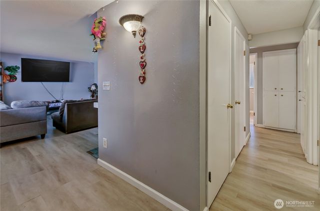 1055 S 317th Street, Federal Way, WA 98003