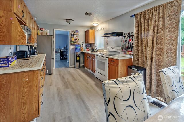 1055 S 317th Street, Federal Way, WA 98003