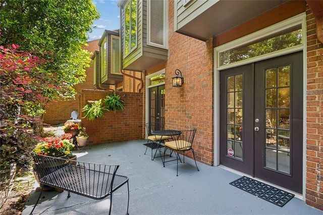 8 Willow Glen NE, Atlanta, GA 30342