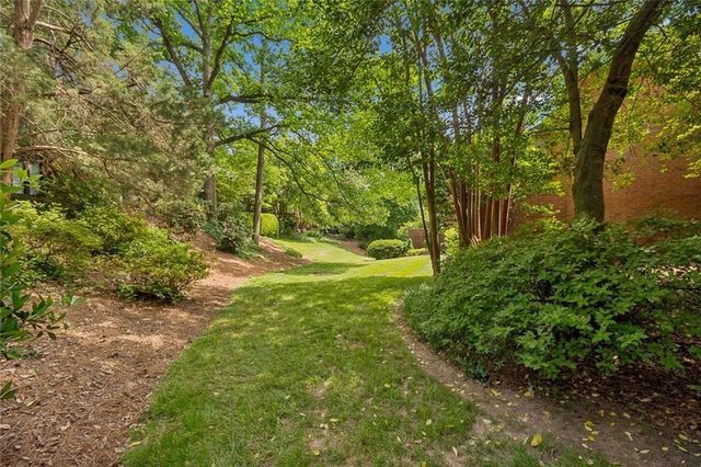 8 Willow Glen NE, Atlanta, GA 30342