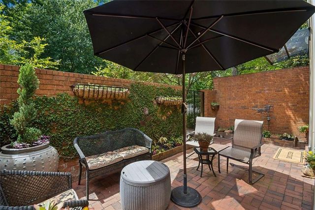 8 Willow Glen NE, Atlanta, GA 30342