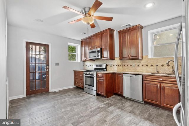300 E TOWNSHIP LINE RD, Havertown, PA 19083