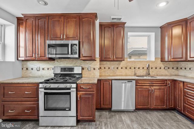 300 E TOWNSHIP LINE RD, Havertown, PA 19083