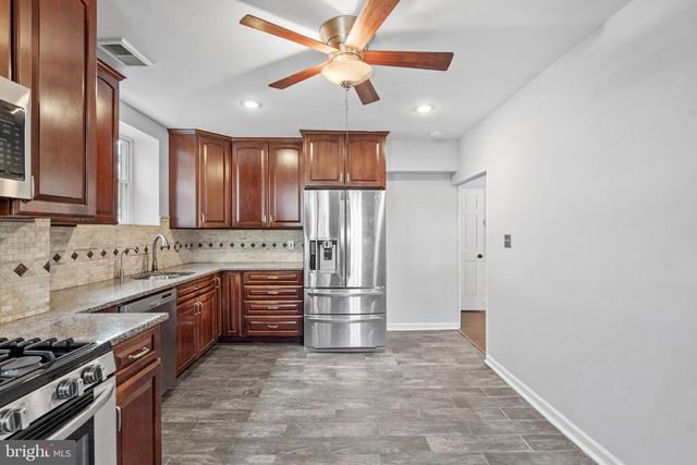 300 E TOWNSHIP LINE RD, Havertown, PA 19083
