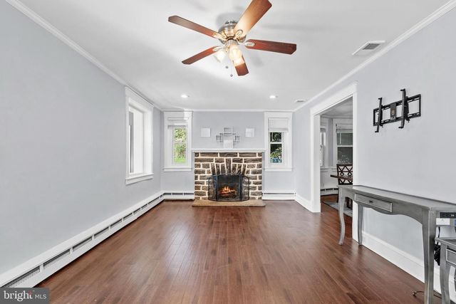 300 E TOWNSHIP LINE RD, Havertown, PA 19083