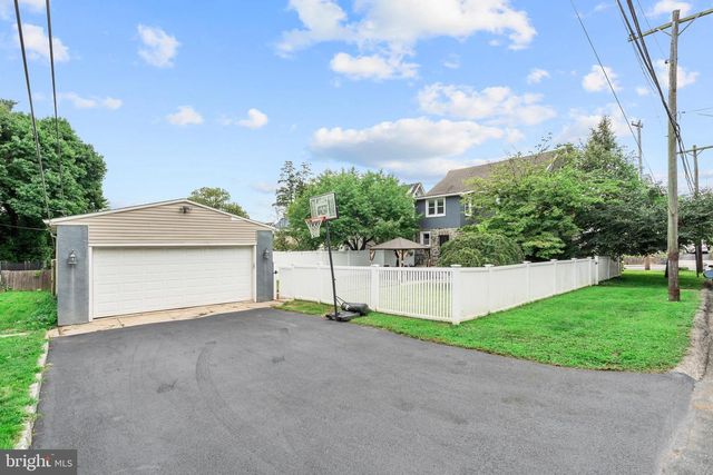 300 E TOWNSHIP LINE RD, Havertown, PA 19083