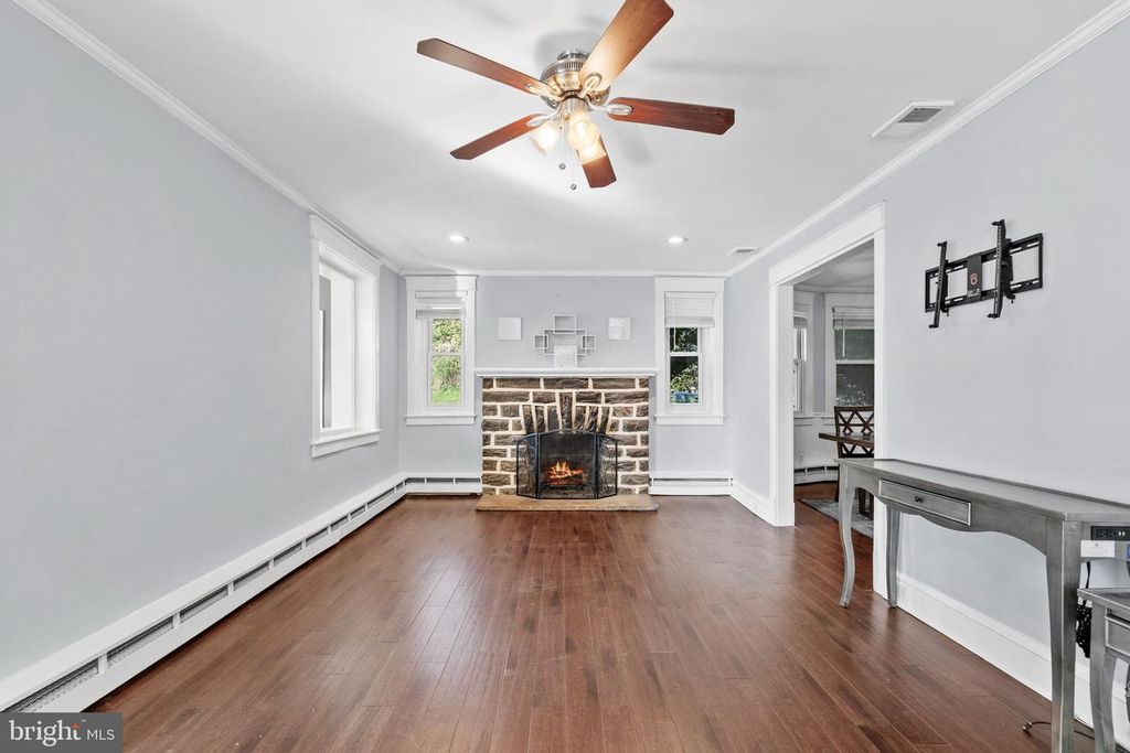 300 E TOWNSHIP LINE RD, HAVERTOWN, PA 19083 — photo 5