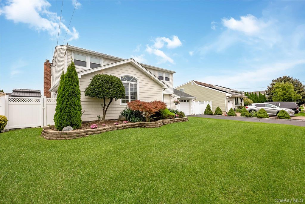 30 Swan Drive, Massapequa, NY 11758 — photo 2