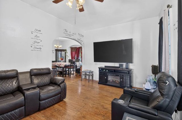 527 N Memorial DRIVE, Racine, WI 53404