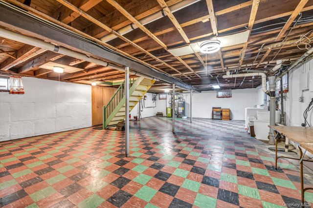 60 Aberdeen Road, New Hyde Park, NY 11040