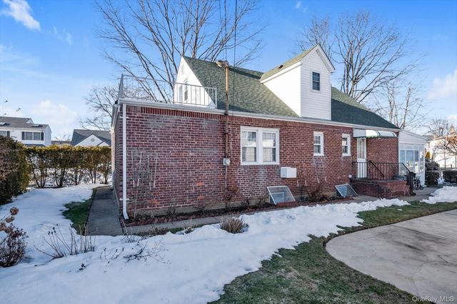 60 Aberdeen Road, New Hyde Park, NY 11040